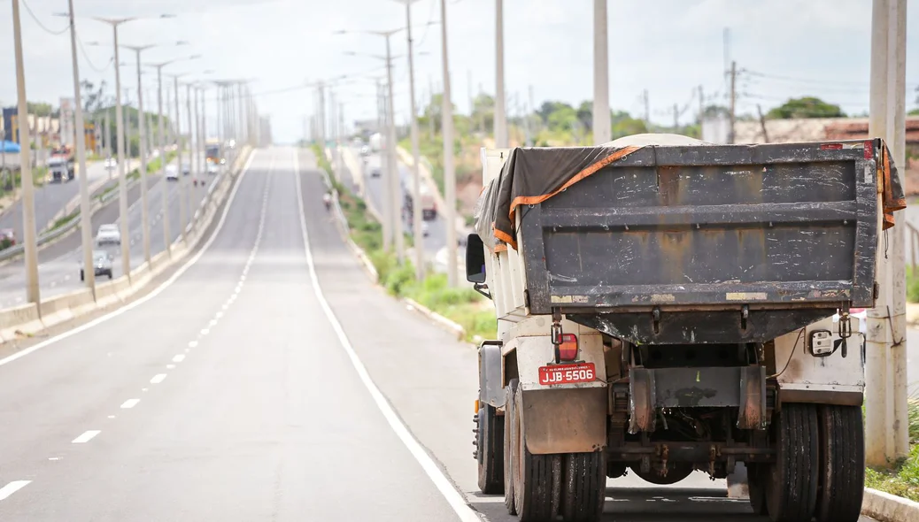 Caminhão caçamba envolvido no acidente