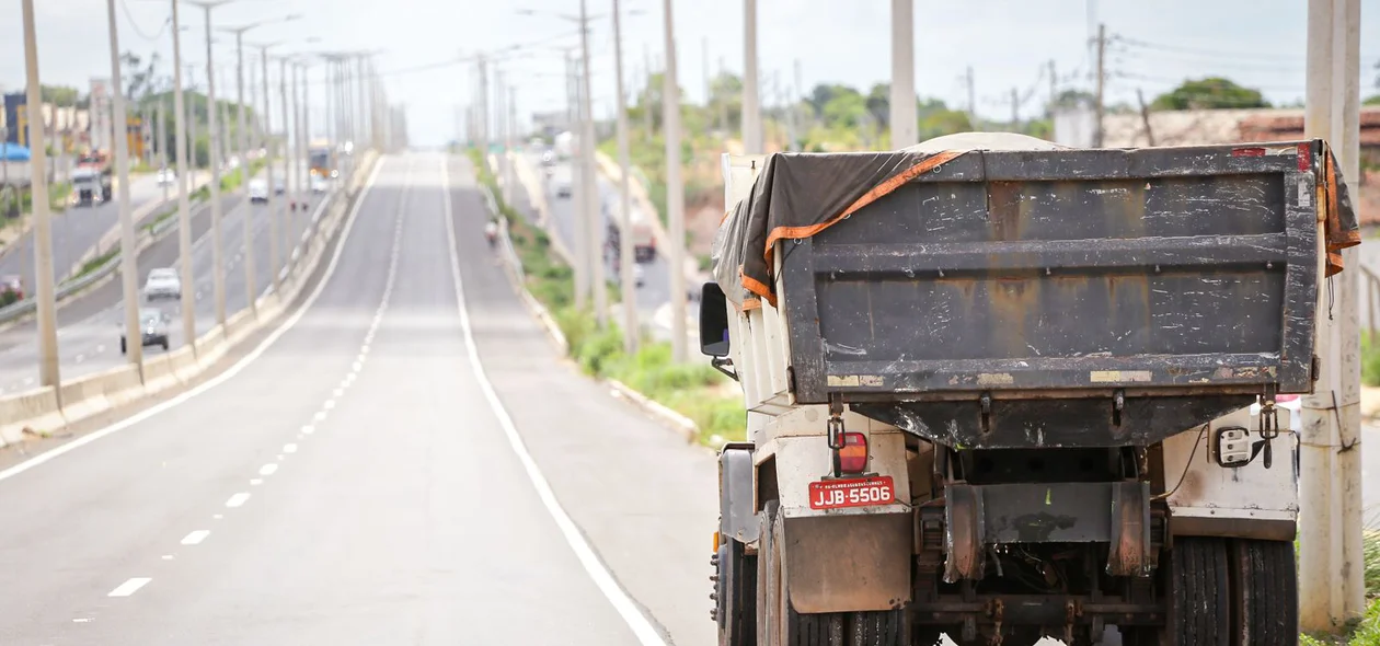 Caminhão caçamba envolvido no acidente