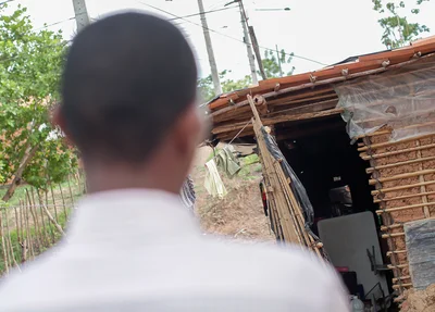 Carlos Augusto olhando para sua casa