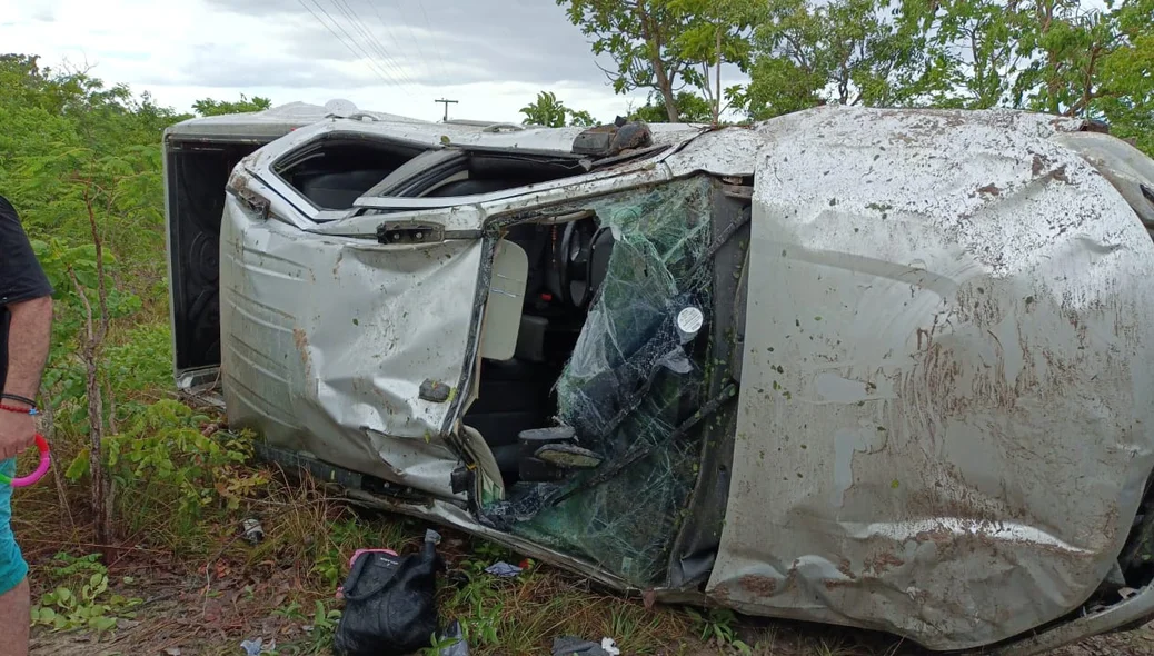 Carro do médico ficou destruído