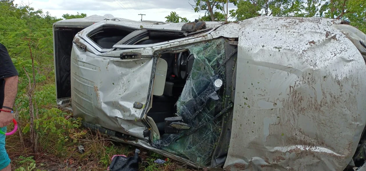 Carro do médico ficou destruído