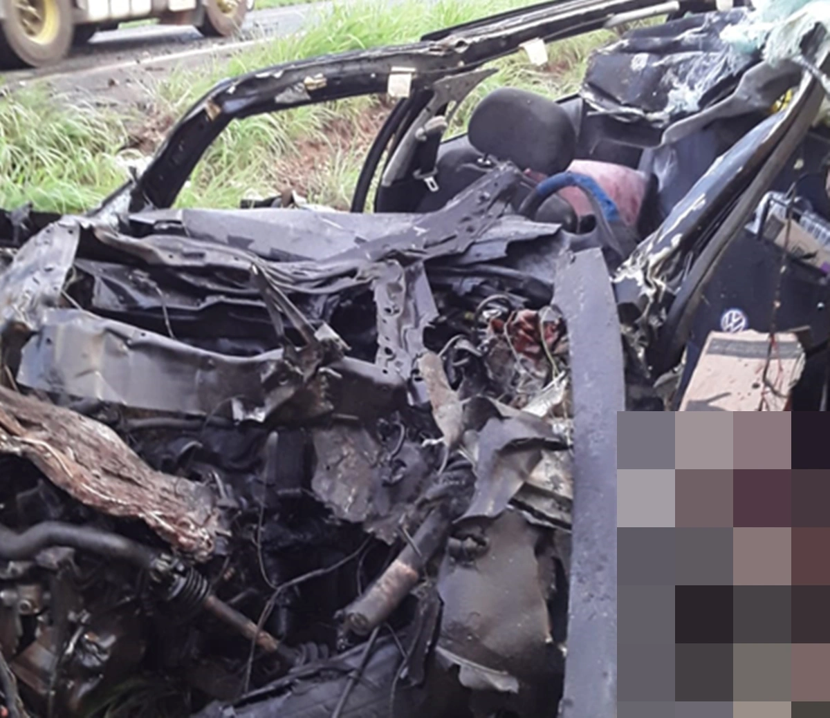 Carro ficou completamente destruído após colisão com caminhão na BR 316