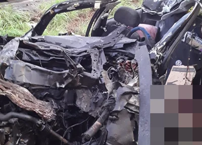 Carro ficou completamente destruído após colisão com caminhão na BR 316