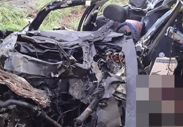 Carro ficou completamente destruído após colisão com caminhão na BR 316