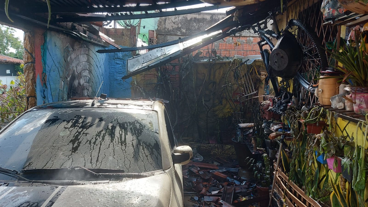 Carro foi incendiado dentro de garagem na zona sul de Teresina