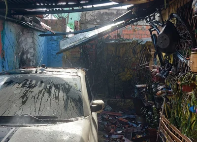 Carro foi incendiado dentro de garagem na zona sul de Teresina