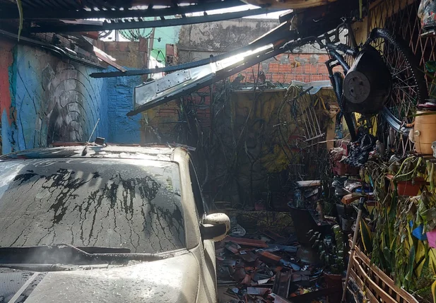Carro foi incendiado dentro de garagem na zona sul de Teresina