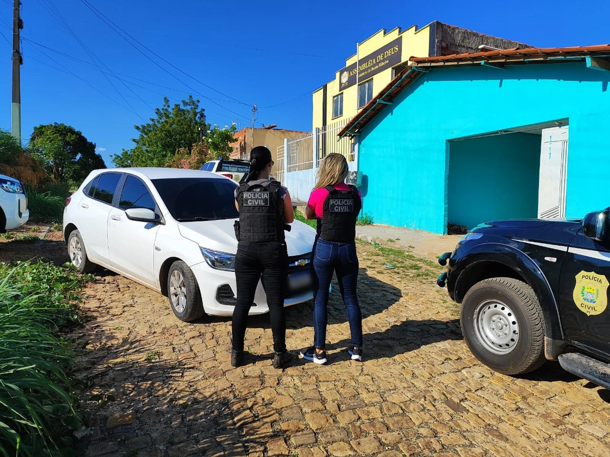 Carro roubado encontrado na residência