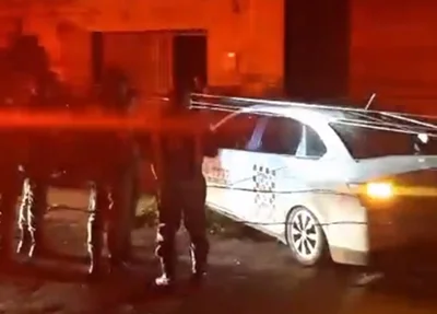 Carro se chocou contra o poste