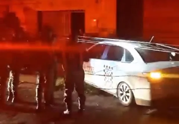 Carro se chocou contra o poste
