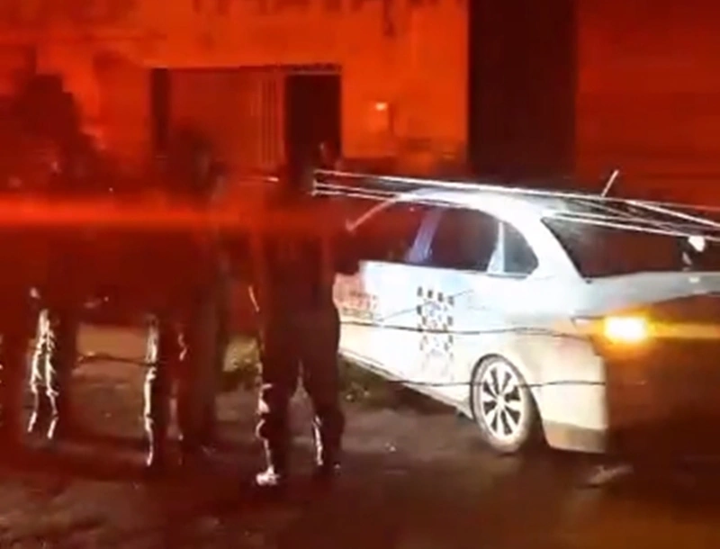 Carro se chocou contra o poste