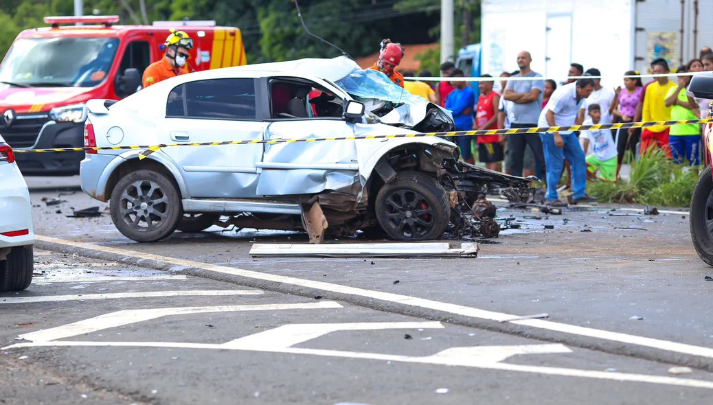 Carros colidiram frontalmente