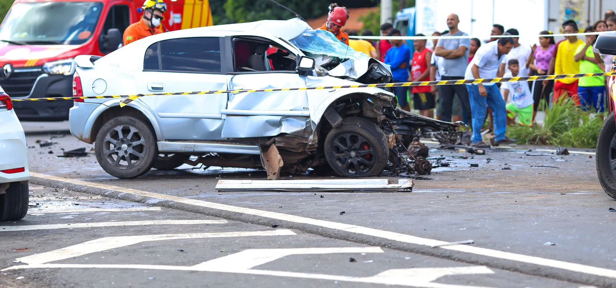 Carros colidiram frontalmente