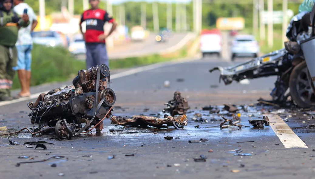 Carros ficaram destruídos