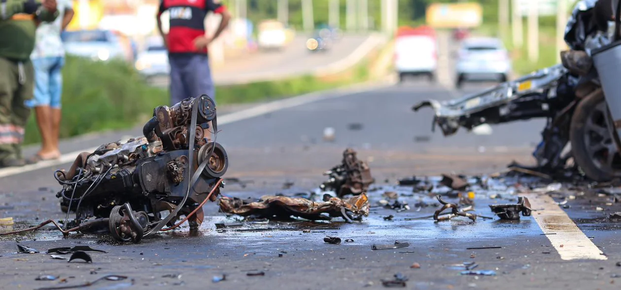Carros ficaram destruídos