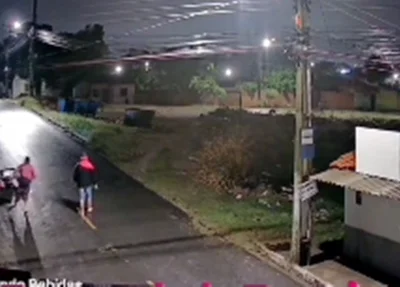Casal é derrubado de motocicleta com criança durante assalto