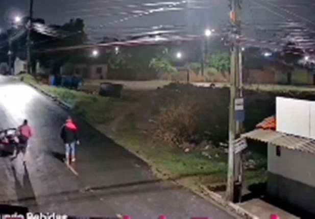 Casal é derrubado de motocicleta com criança durante assalto