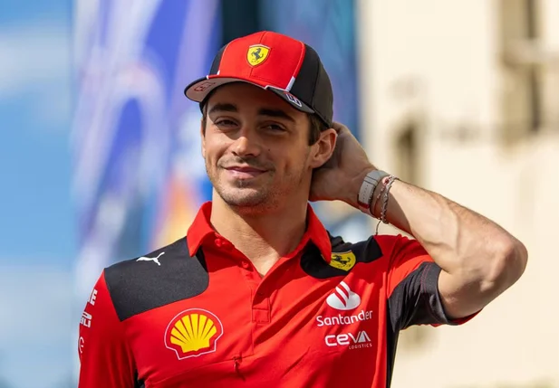 Charles Leclerc renova com a Ferrari