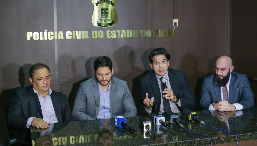 Coletiva de imprensa na Delegacia Geral