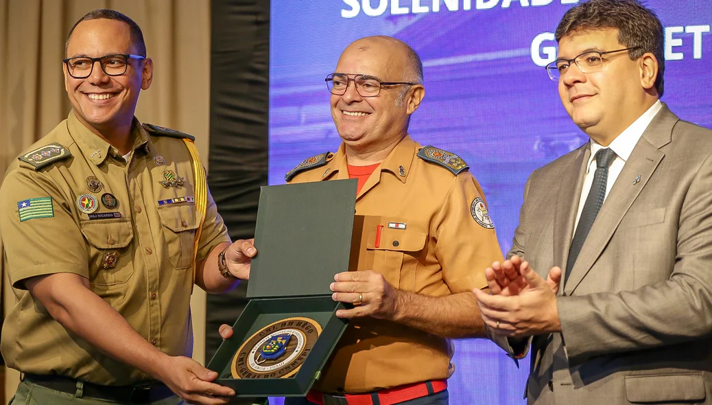 Comandante do CBM, José Rêgo sendo homenageado durante solenidade
