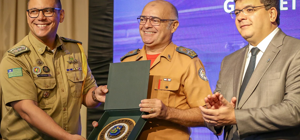 Comandante do CBM, José Rêgo sendo homenageado durante solenidade