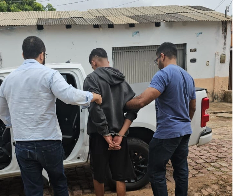 Condução de um dos presos pela DRFV em Teresina