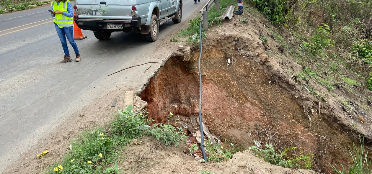 Cratera às margens da Ponte Tancredo Neves passa por reparação