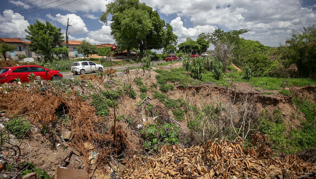 Cratera próxima à ponte Tancredo Neves