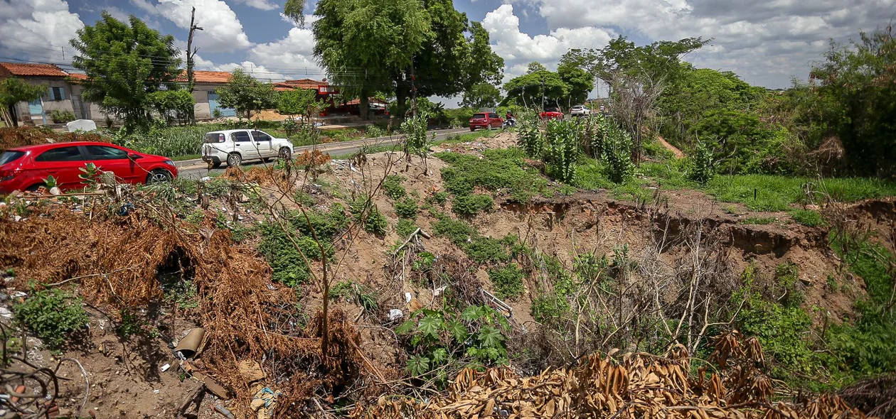 Cratera próxima à ponte Tancredo Neves