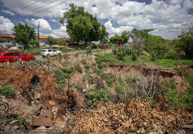 Cratera próxima à ponte Tancredo Neves