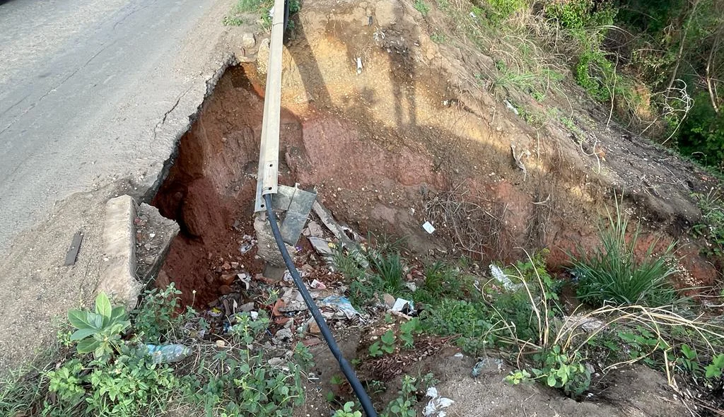 Cratera surge às margens da Ponte Tancredo Neves