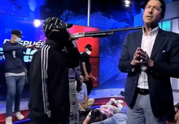 Criminosos fazem apresentador de refém ao vivo