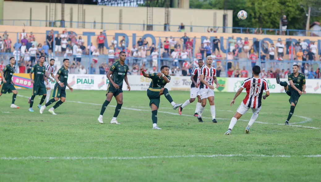 Defesa do Altos afasta a bola