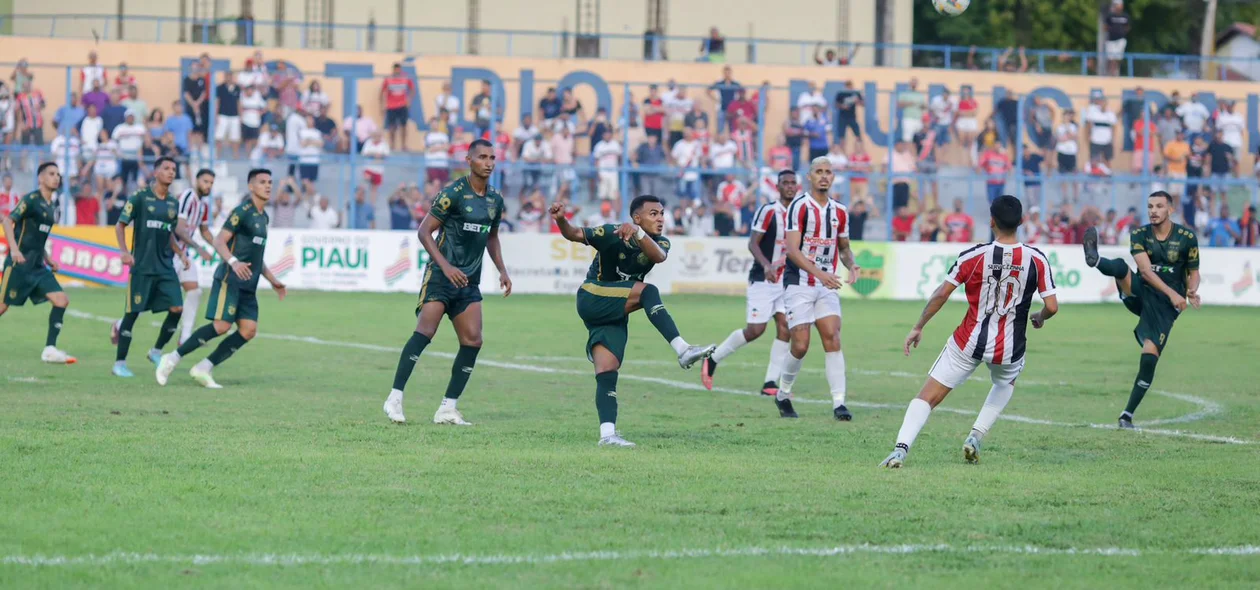 Defesa do Altos afasta a bola