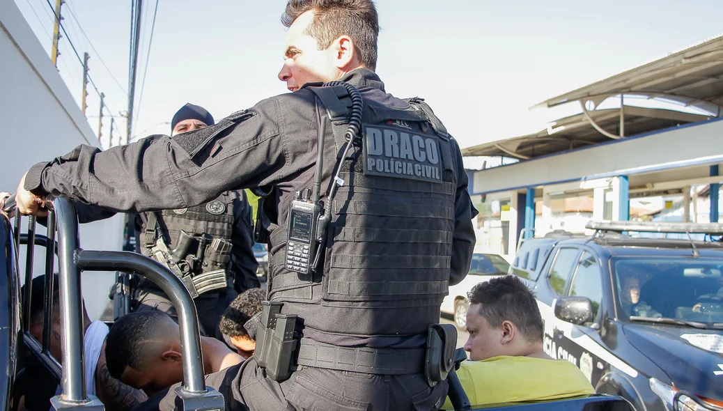 Delegado Charles conduzindo os presos durante operação