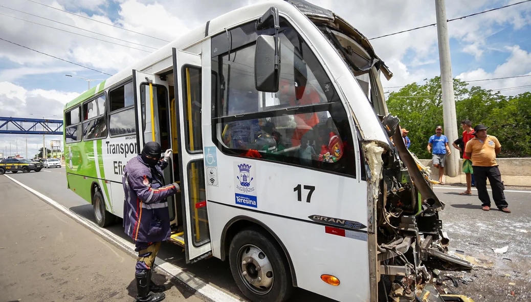 Devido ao impacto da colisão, os passageiros do micro-ônibus foram arremessados para frente