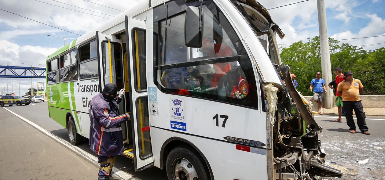 Devido ao impacto da colisão, os passageiros do micro-ônibus foram arremessados para frente
