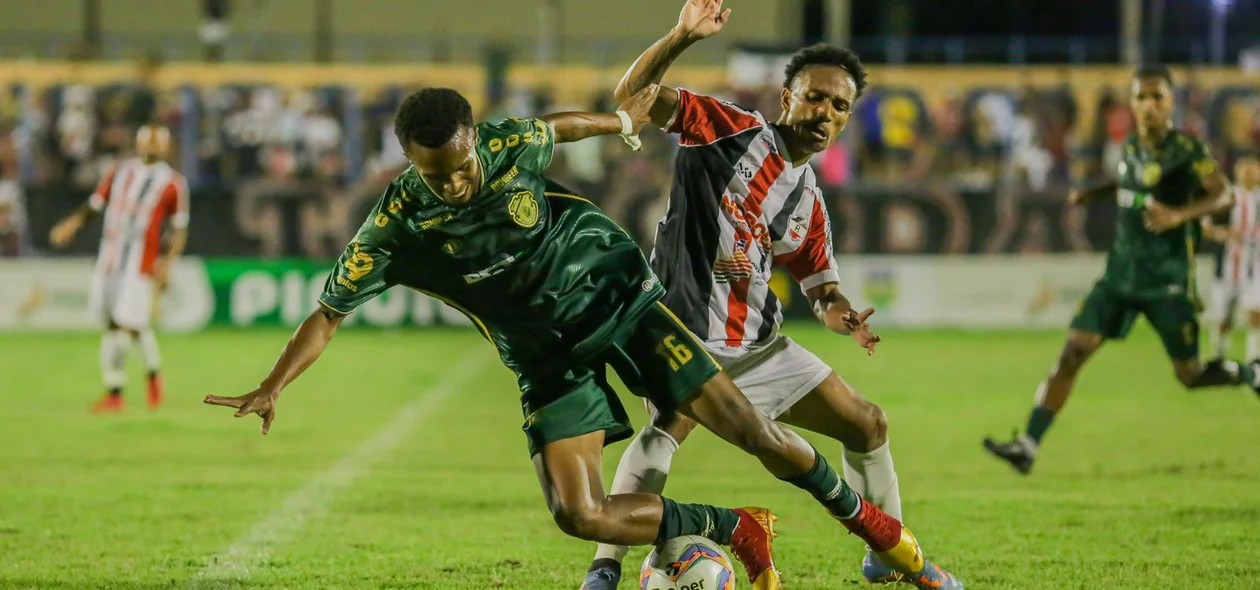Dhonata briga pela bola