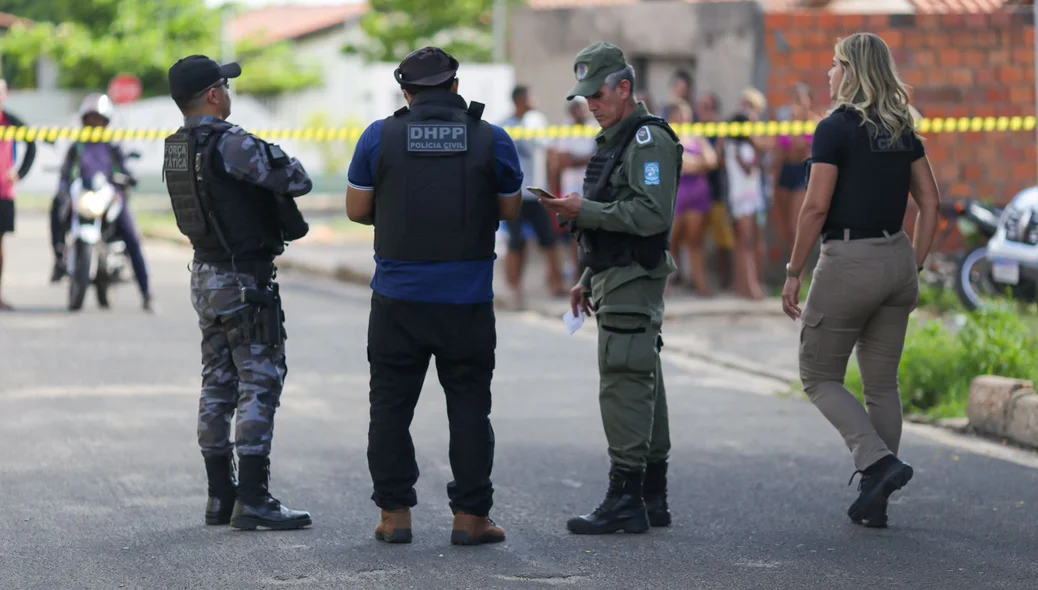 DHPP e Polícia militar no local do crime
