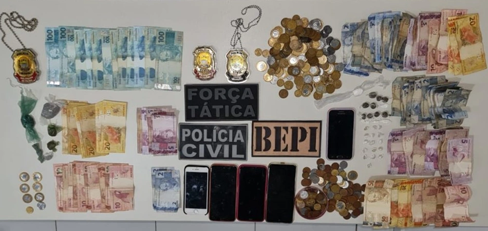 Dinheiro apreendido nas residências alvo da operação em Esperantina