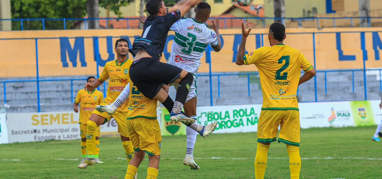 Disputa de bola entre Diogo (Picos) e Leandro Amorim (Altos)