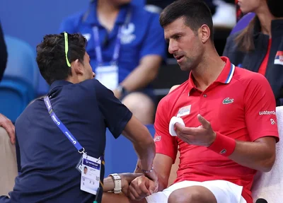 Djokovic foi atendimento pelo fisioterapeuta com dores no punho direito