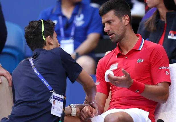Djokovic foi atendimento pelo fisioterapeuta com dores no punho direito