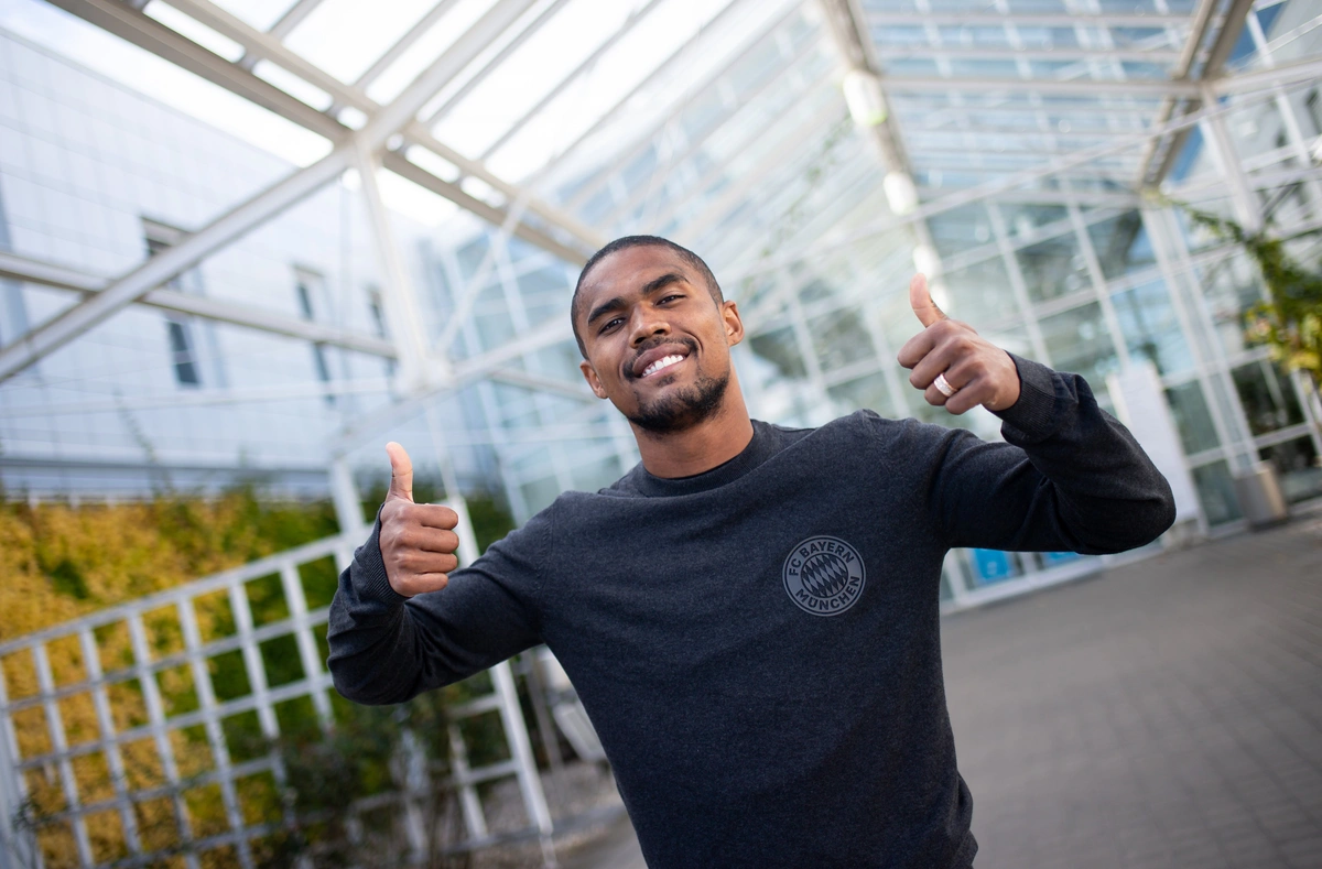 Douglas Costa quando atuava pelo Bayern de Munique. Atleta assinou contrato de produtividade por 1 ano e meio com o Fluminense