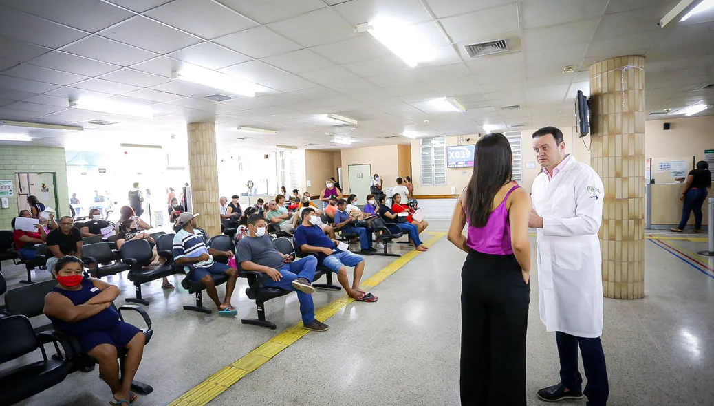 Dr. Paulo Márcio apresentando a recepção do Hu para a equipe do GP1