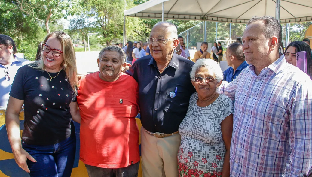 Dr. Pessoa com moradores da região