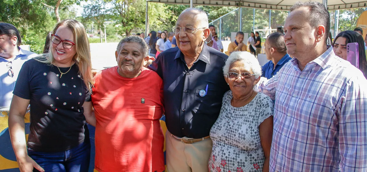 Dr. Pessoa com moradores da região