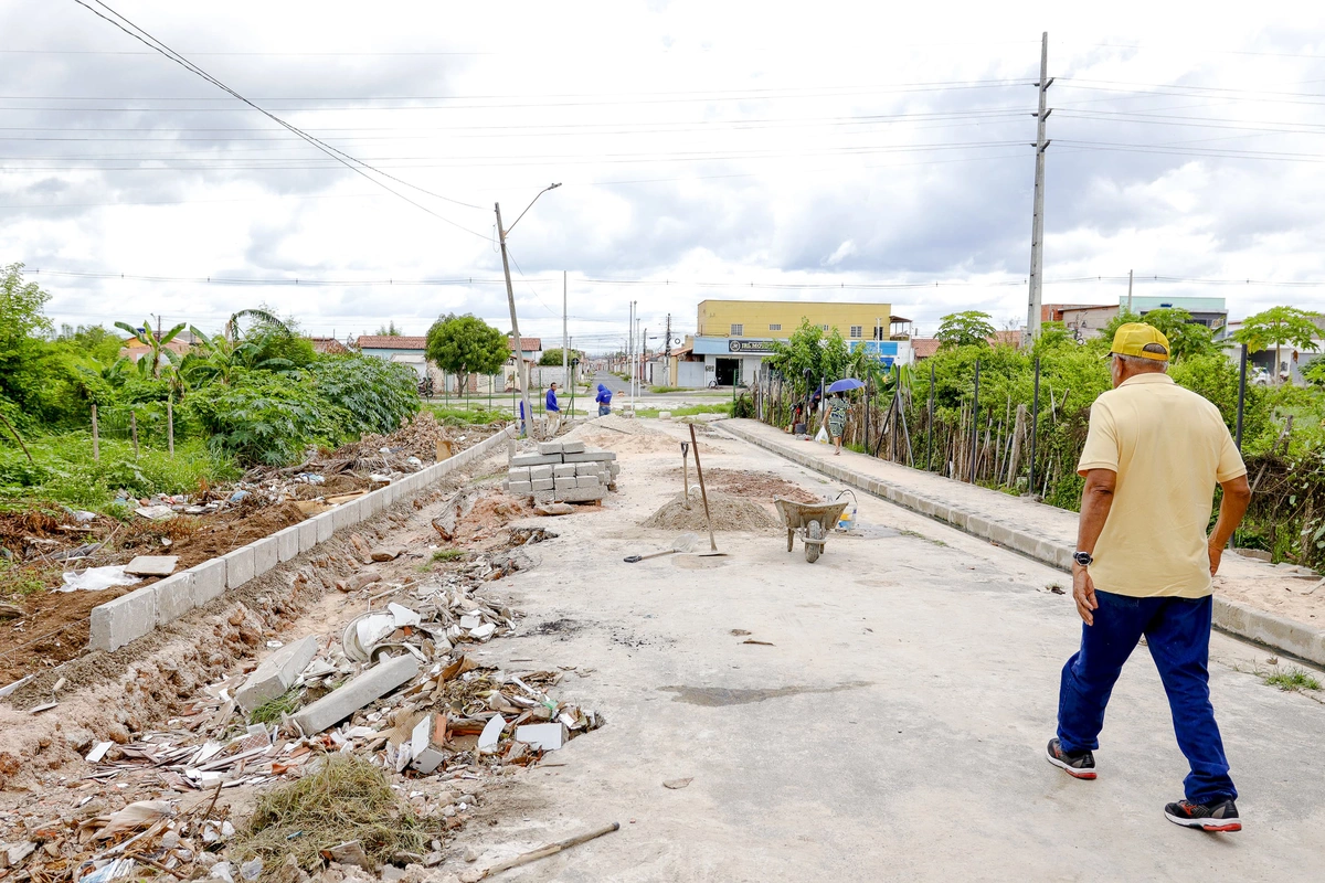 Dr. Pessoa visitando obras em Teresina