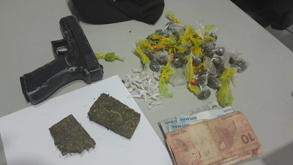 Drogas, arma e dinheiro apreendidos na Vila Cubanacã