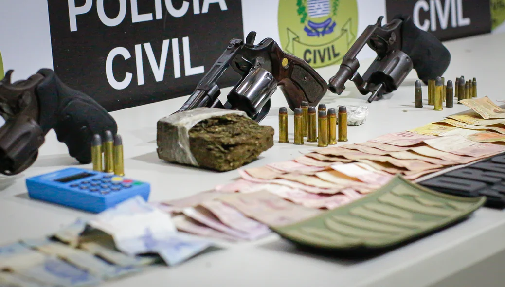 Drogas, armas e dinheiro apreendido em operação